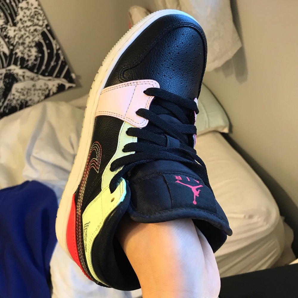 Jordan 1 mids pastel colours